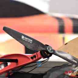Showing off the lightweight carbon fiber propellors