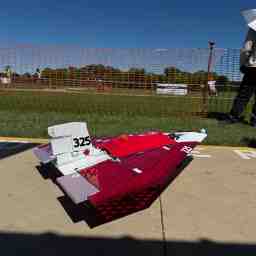 L'avion aligné avec l'aérodrome en arrière-plan
