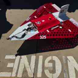 L'avion attend sur une piste en béton avec une bonne vue sur les composants électroniques.