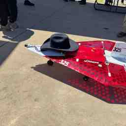 L'avion attendant en file avec un chapeau de cow-boy