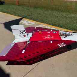 L'avion avec l'aérodrome en arrière-plan